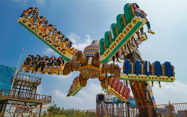 自控飞机类观览车类,滑行车类大型游乐设施分为根据《特种设备目录》