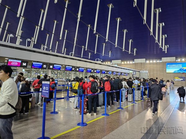 东航浦东机场值机柜台服务旅客(本文图片均由东航提供)