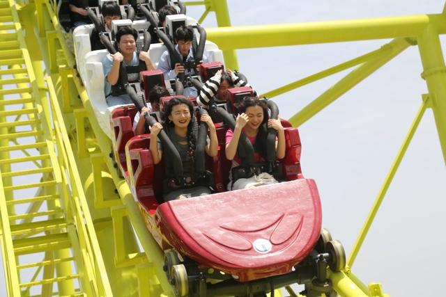 美心红酒小镇新推出的眼镜蛇过山车吸引了大量游客.景区供图