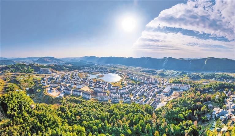 贵广高铁沿线,黔南州三都水族自治县中和镇雪花湖移民社区.