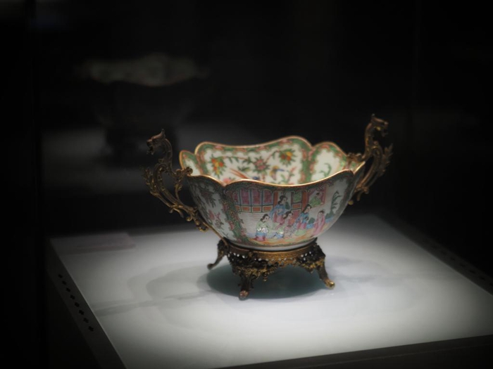 4月19日,江西省景德镇中国陶瓷博物馆,一盏彩绘碗在展出中.