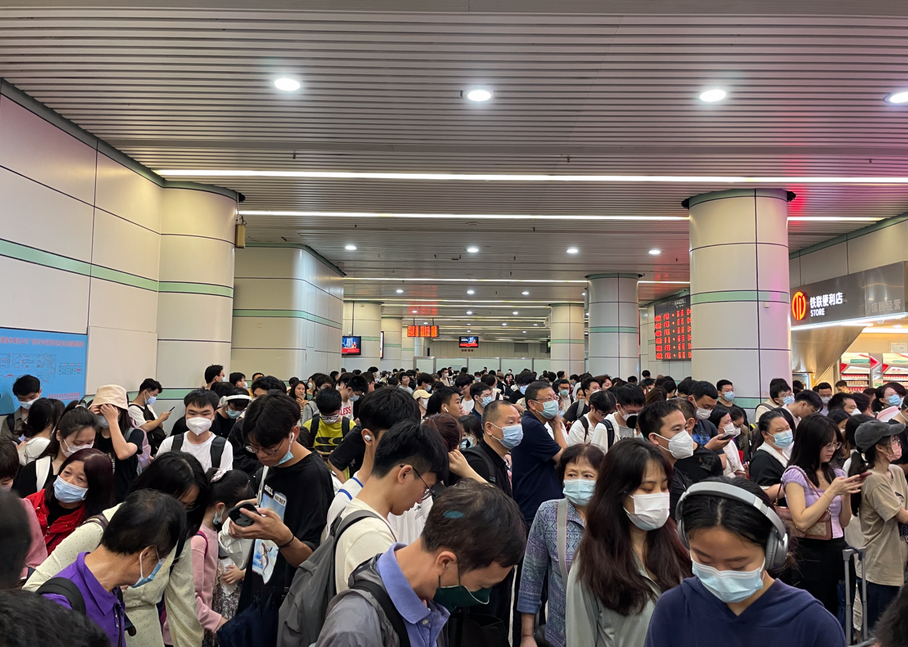 “五一”首日的广州东站。时代周报记者摄