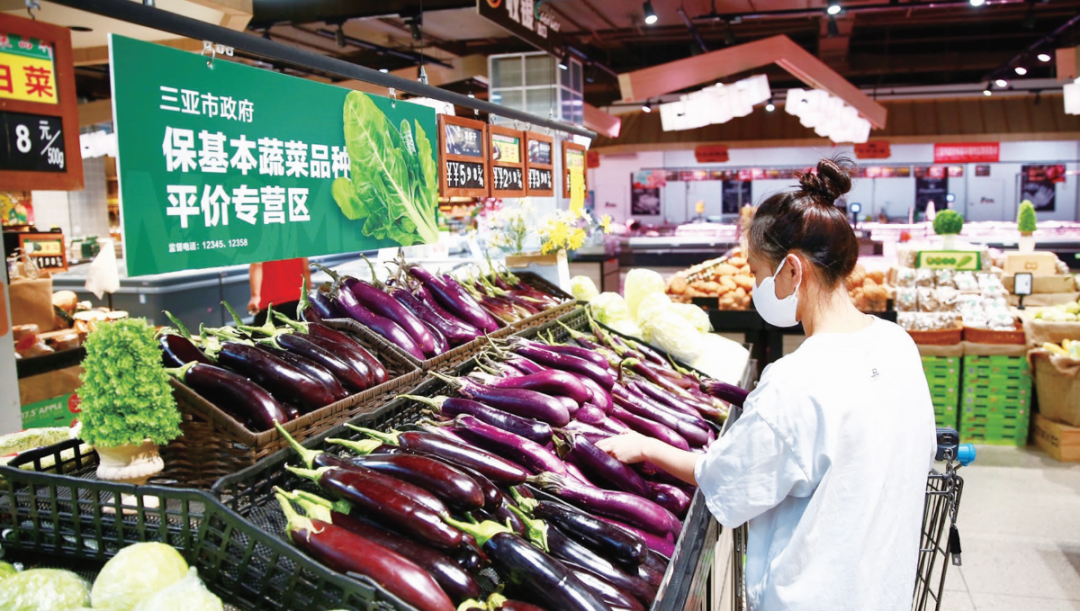 4月28日,市民在沃美超市(金鸡岭店)选购蔬菜.刘琪成 摄