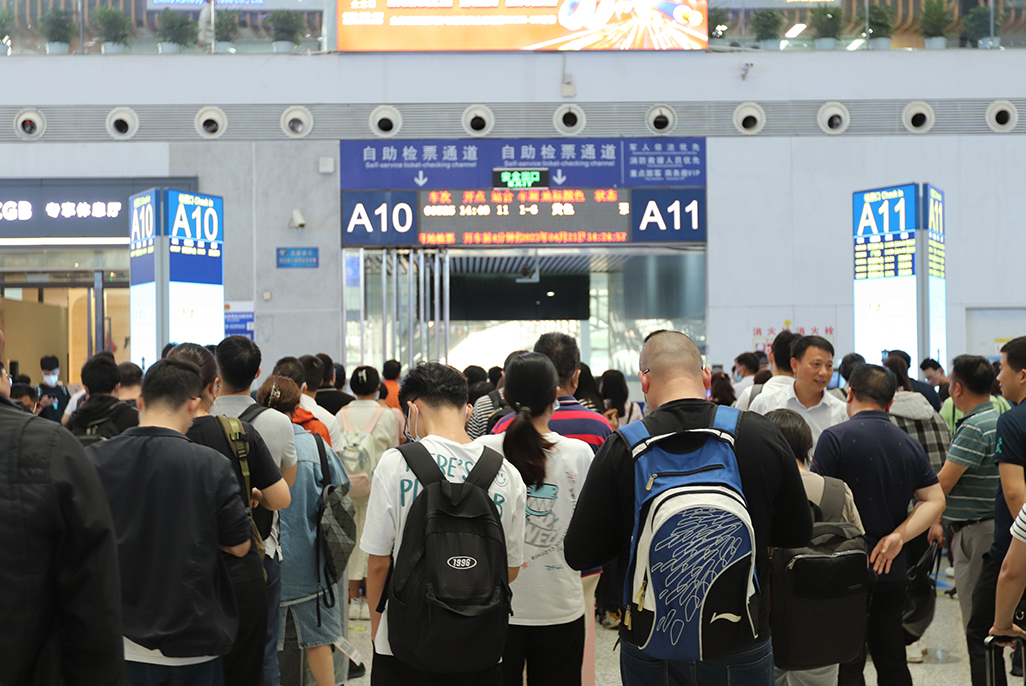 深圳北站a10 a11检票口,旅客正在检票.(深圳铁路供图)