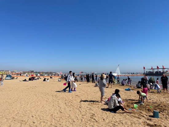 "五一"小长假 东疆湾沙滩景区向海而"兴"_新浪财经_新浪网