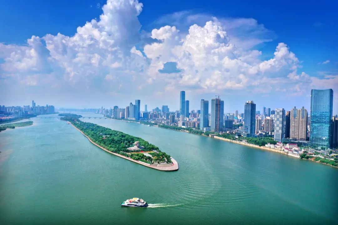(蓝天白云下的橘子洲头与湘江两岸.湖南日报全媒体记者 郭立亮 摄)