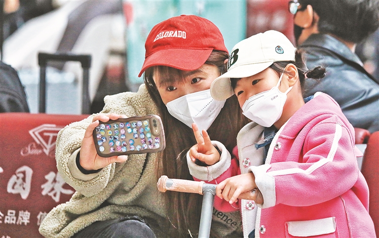 29日，“五一”假期首日，哈尔滨站迎来客流高峰。当日，多趟列车车票售罄，候车大厅内坐满旅客。本报记者 张澍摄