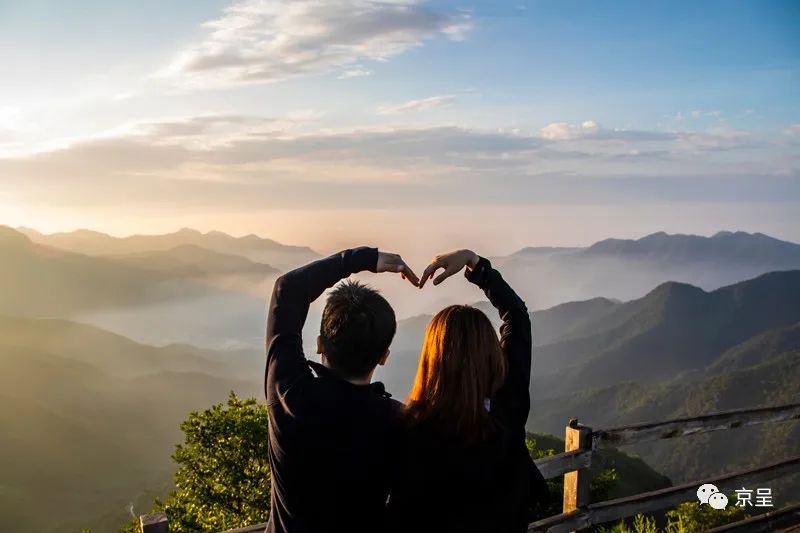 一对小情侣登高望远,看日出,观山雾,赏美景,浪漫假日心心相印