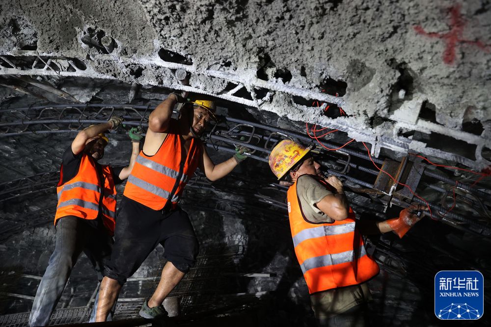 4月29日,中铁八局工人在渝湘高铁重庆黔江段姚家院子隧道施工.