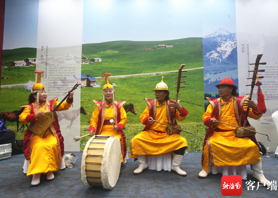 与伙伴们用马头琴,蒙古鼓等传统蒙古族乐器共同为观众奏唱了一段