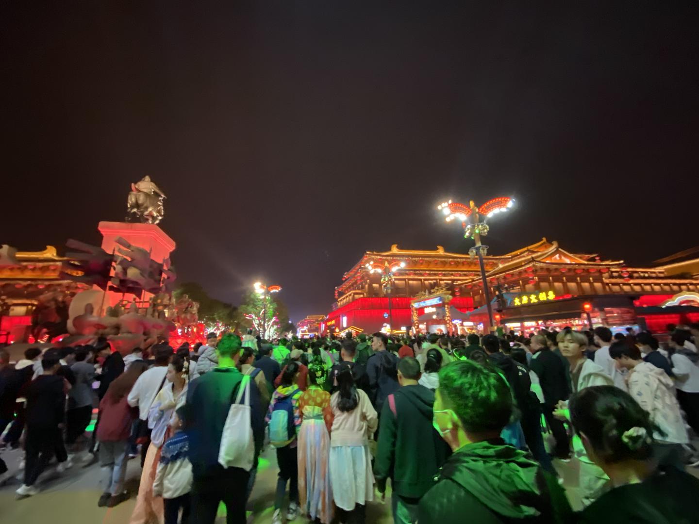 &uarr;&ldquo;五一&rdquo;假期的西安大唐不夜城景区