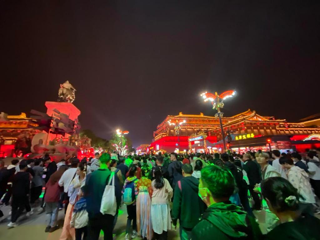 "五一"假期的西安大唐不夜城景区