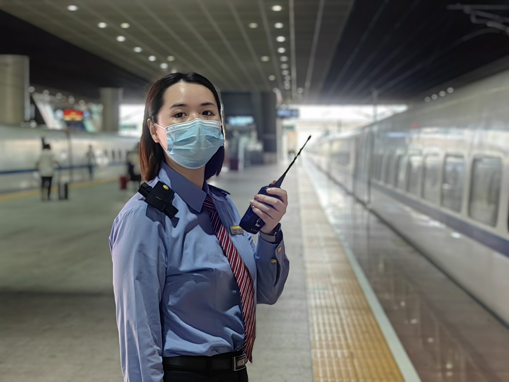 深圳北站站台组长殷薇。（深圳铁路供图）