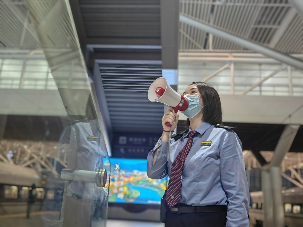 深圳北站站台组长殷薇疏导站台上的旅客。（深圳铁路供图）