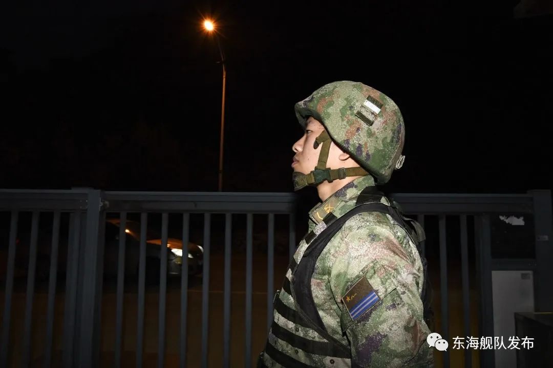 间断的战备巡逻是寒冬里的艰苦训练是烈日下的淬火砺剑是深夜里的站岗