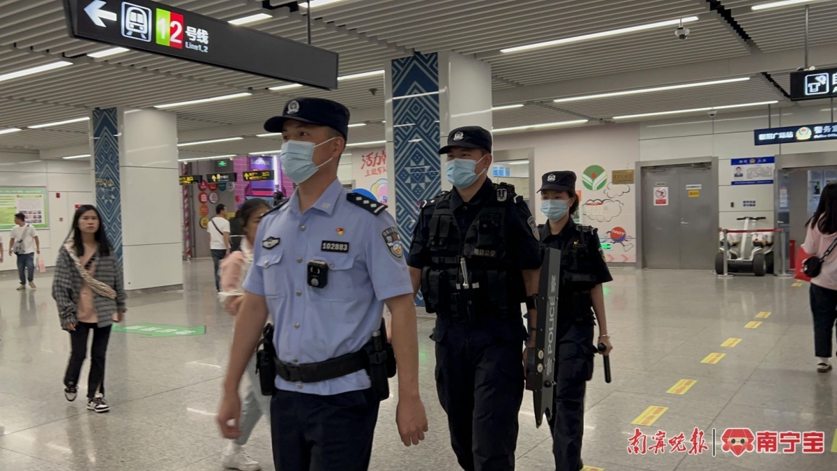 穿蔚蓝制服,腰戴"八件套",耐心回复乘客的各种问题.