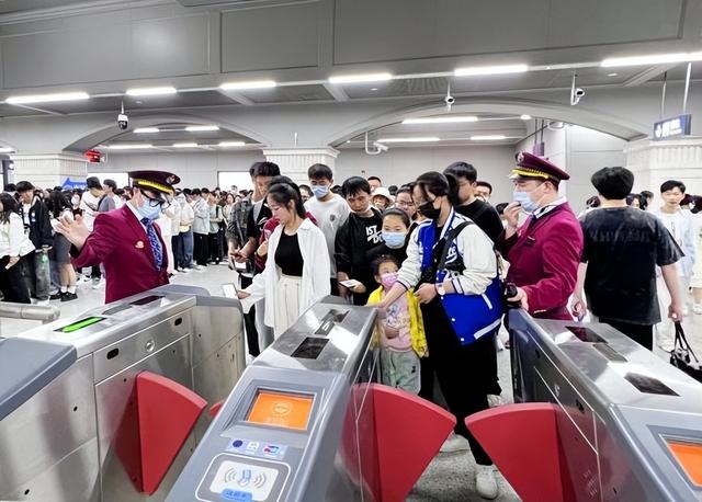 武汉地铁客流连续三天创新高,夜间3小时加开48趟临客|黄鹤楼_新浪财经