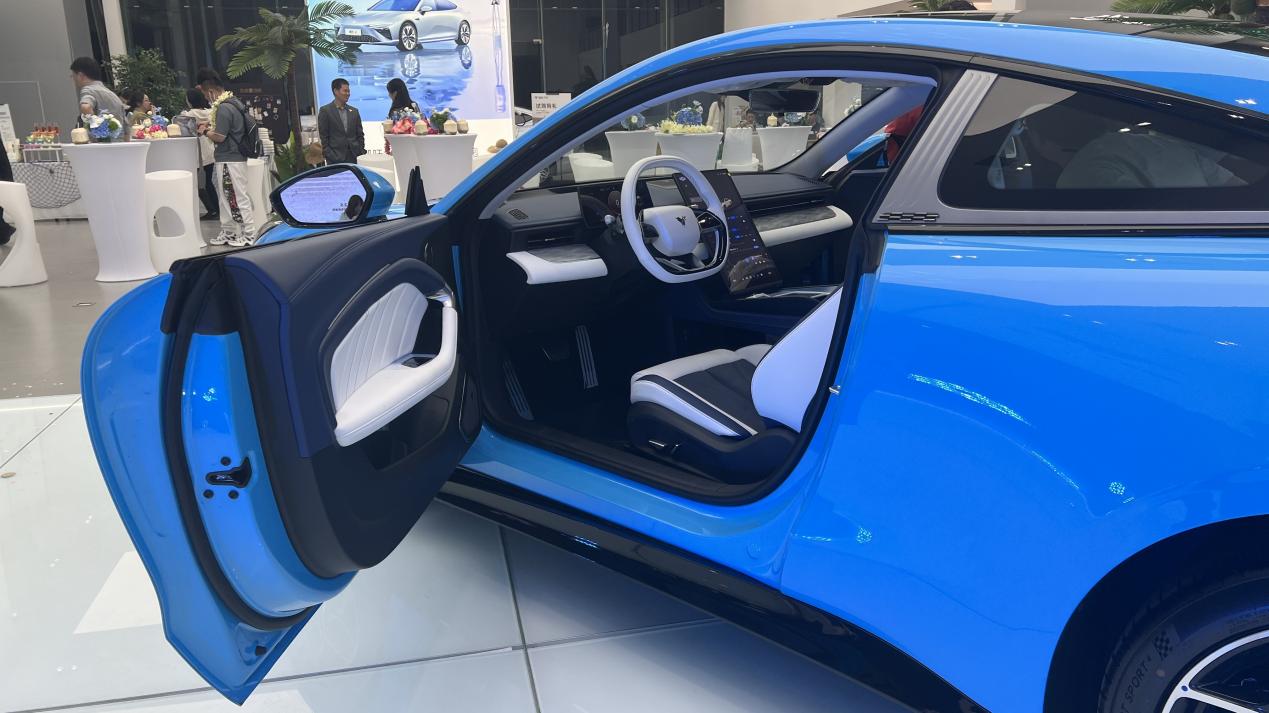 哪吒gt无框车门最大开门角度可达66°.华龙网-新重庆客户端 张婧 摄