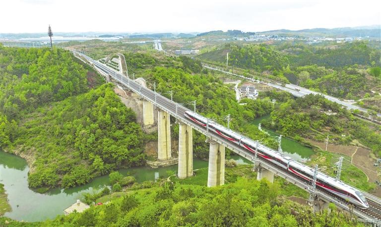 贵阳环线铁路动车行驶在天河潭二号桥上.