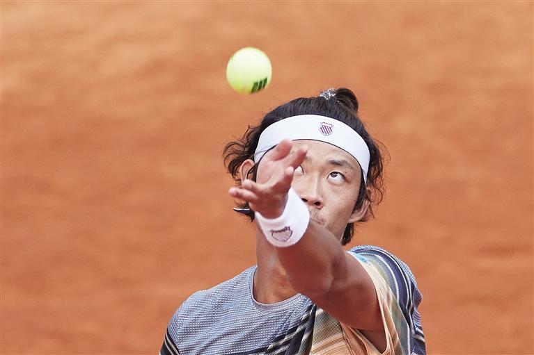 4月29日,张之臻在比赛中发球.新华社记者 孟鼎博 摄