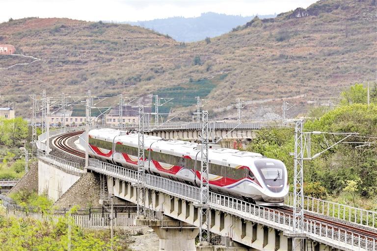 贵阳环线铁路动车驶向双龙南站. 张贵忠 摄