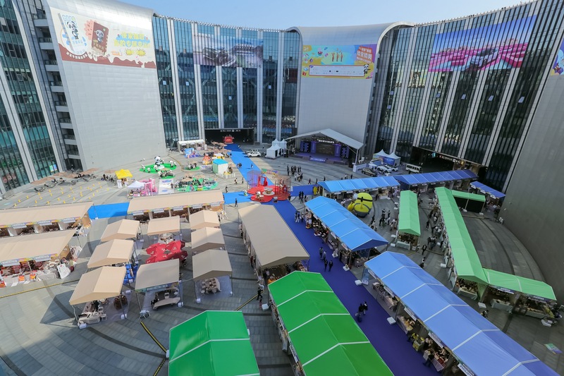 国家会展中心（上海）中心商业广场一派浓浓的节日氛围。叶田媛摄