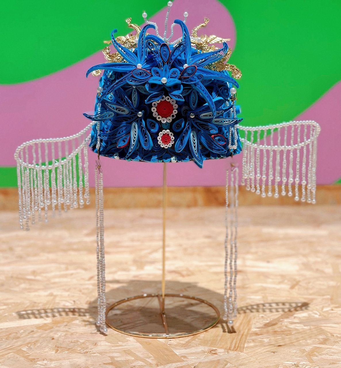 荔湾小学学生设计制作的 "衍纸点翠凤冠" 深圳特区报记者 郑铭 摄