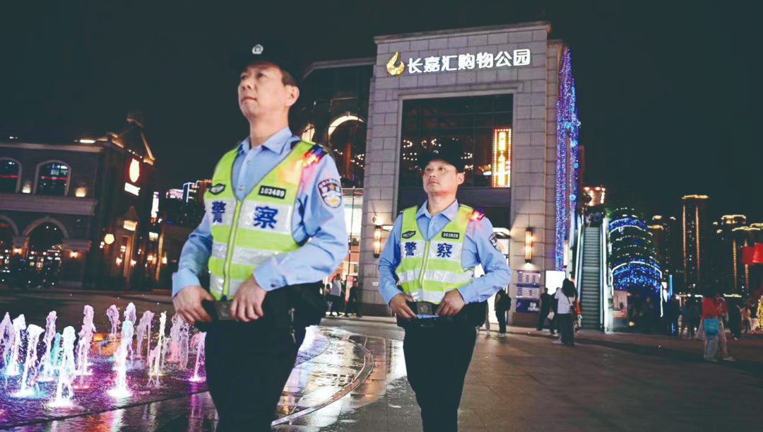 南岸区分局民警在辖区商圈开展夜间巡逻执勤.(重庆市公安局供图)
