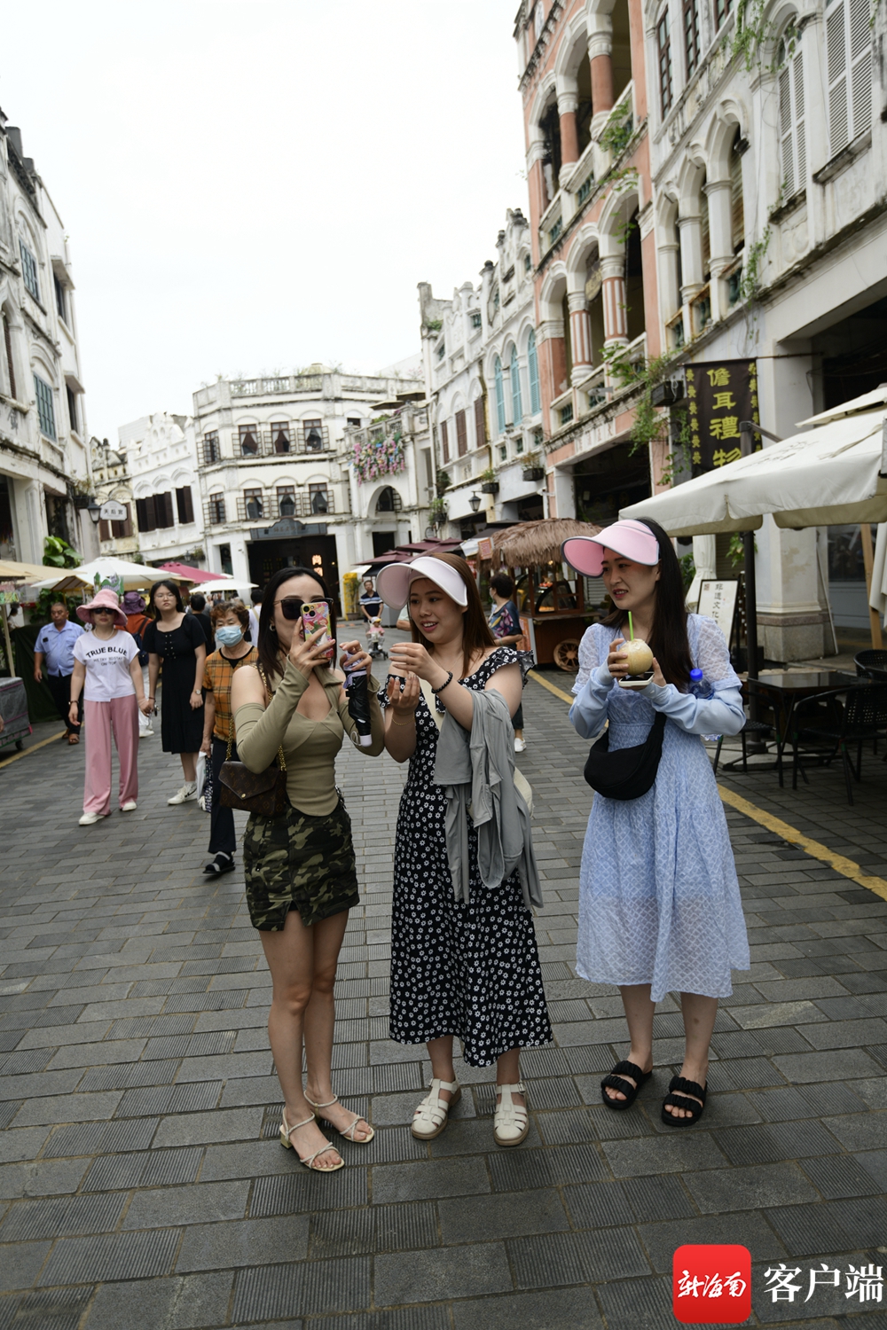 5月2日,游客在海口骑楼老街打卡拍照.记者 陈卫东 摄