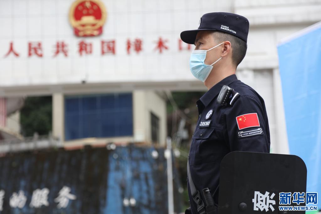 图为聂拉木出入境边防检查站执勤民警在友谊桥上执勤(5月1日摄).