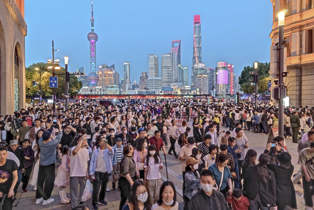 2023年5月1日,上海,南京路步行街游客摩肩接踵.视觉中国 图