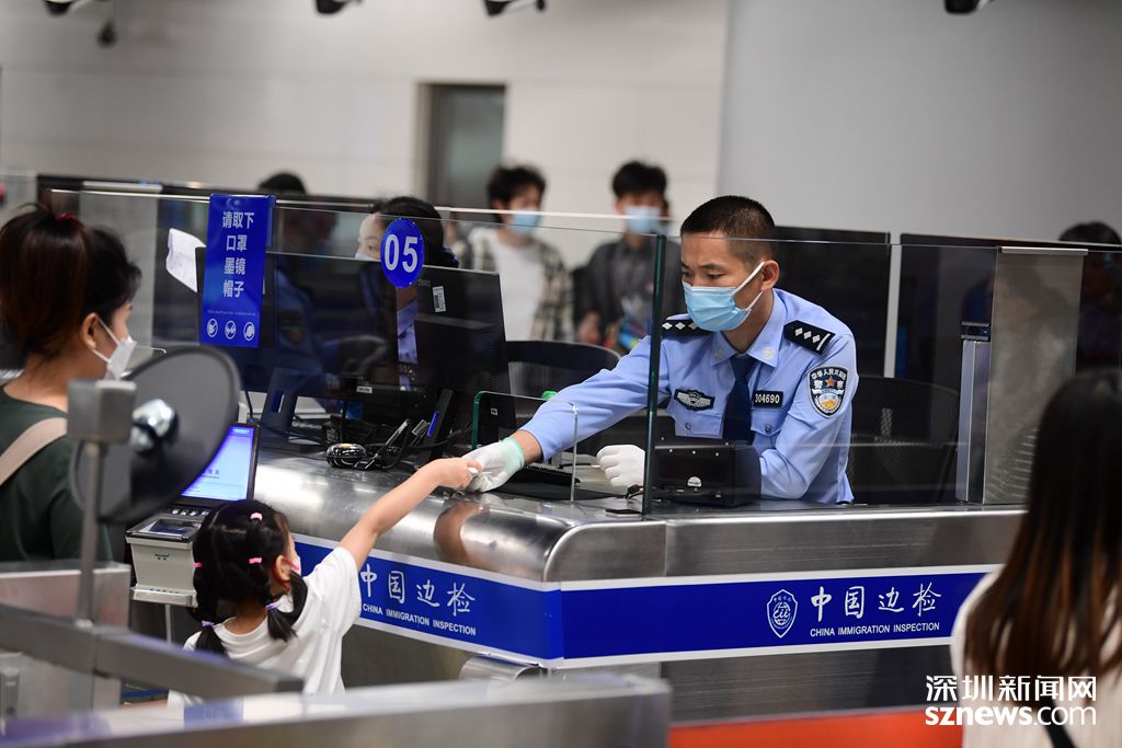 西九龙边检站开足查验通道,疏导客流高峰.