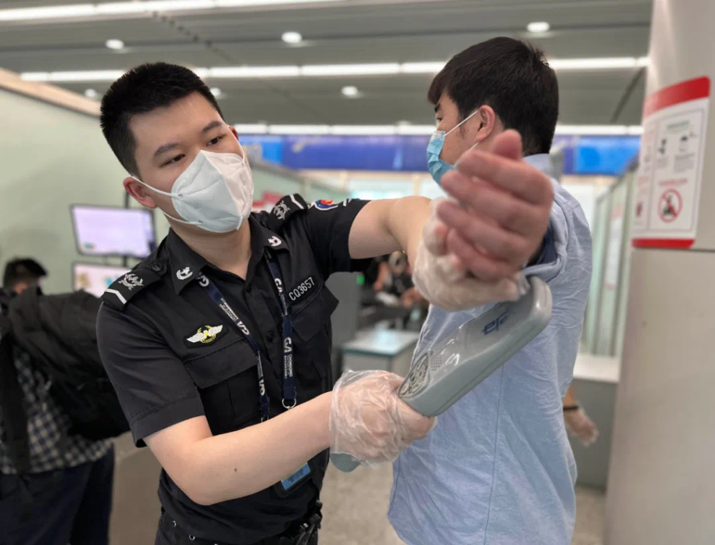 "五一"期间,安全检查站人身检查员,他们用眼到,手到,心到的高质量检查