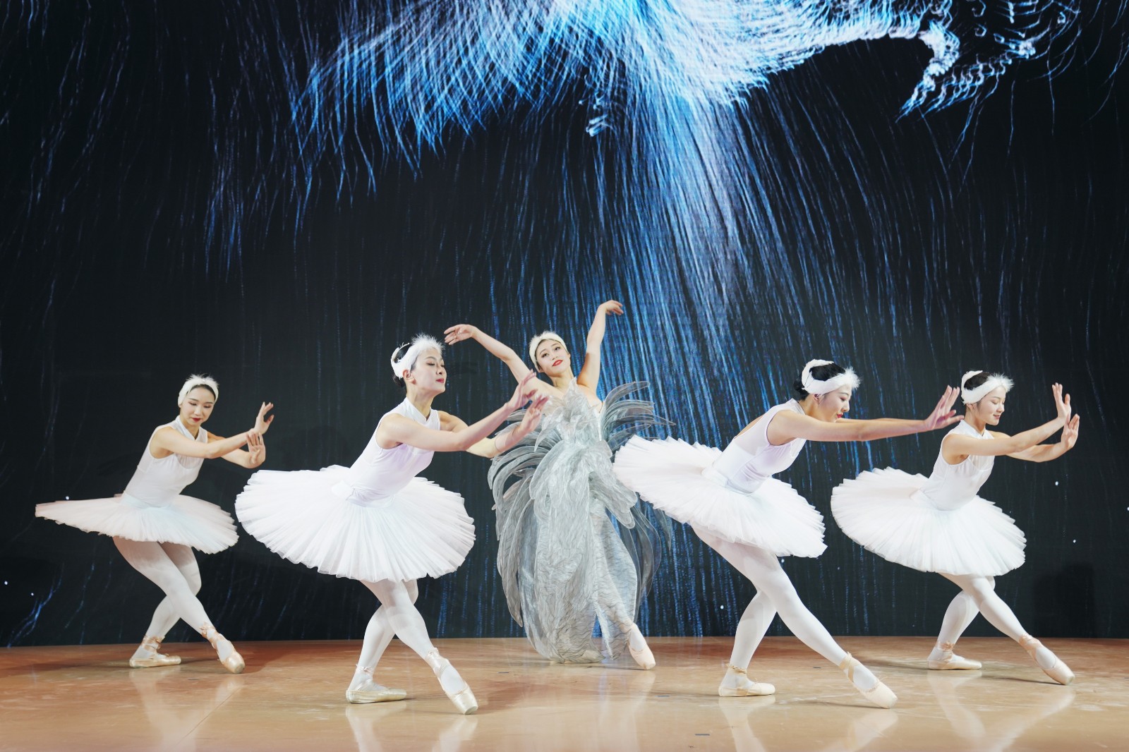大连恒隆广场特邀国际级舞团呈现芭蕾舞《鎏金舞会》，舞姿优雅灵动，带来美妙的视觉享受