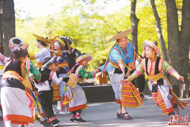 5月1日,隆回县虎形山瑶族乡大花瑶景区,小朋友身着花瑶服饰玩游戏.