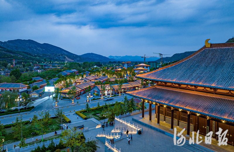 4月29日,游客在位于保定市唐县的唐尧古镇赏美景,品美食,看表演,乐享