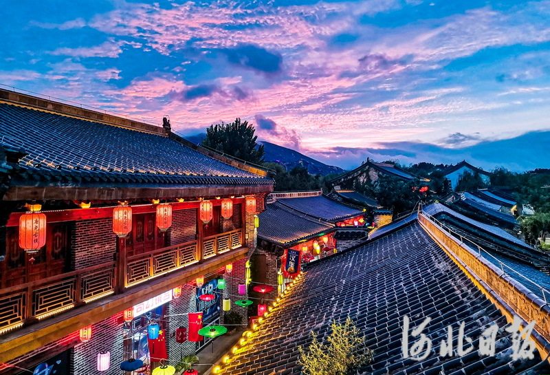 4月29日,游客在位于保定市唐县的唐尧古镇赏美景,品美食,看表演,乐享