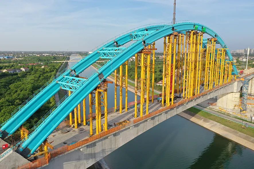 系杆拱桥拱肋顺利合龙荆荆铁路江汉运河特大桥由中铁十二局承建的伴随