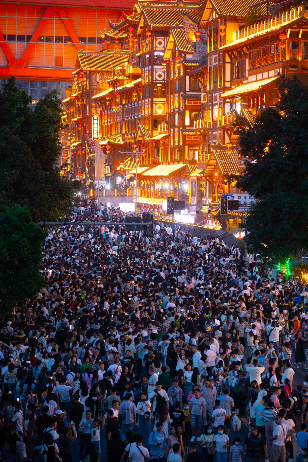 夜晚的洪崖洞民俗风貌区游人如织.华龙网-新重庆客户端记者张质摄