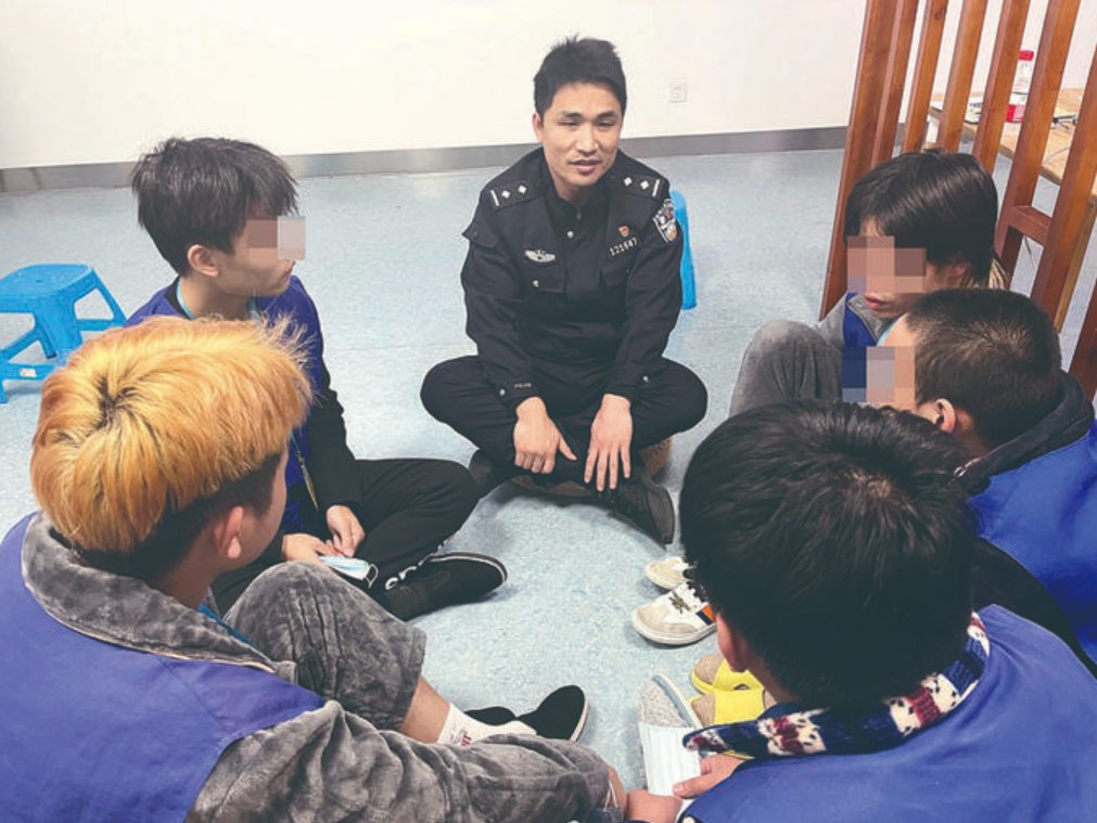 镇海区看守所民警对在押人员进行谈话教育.