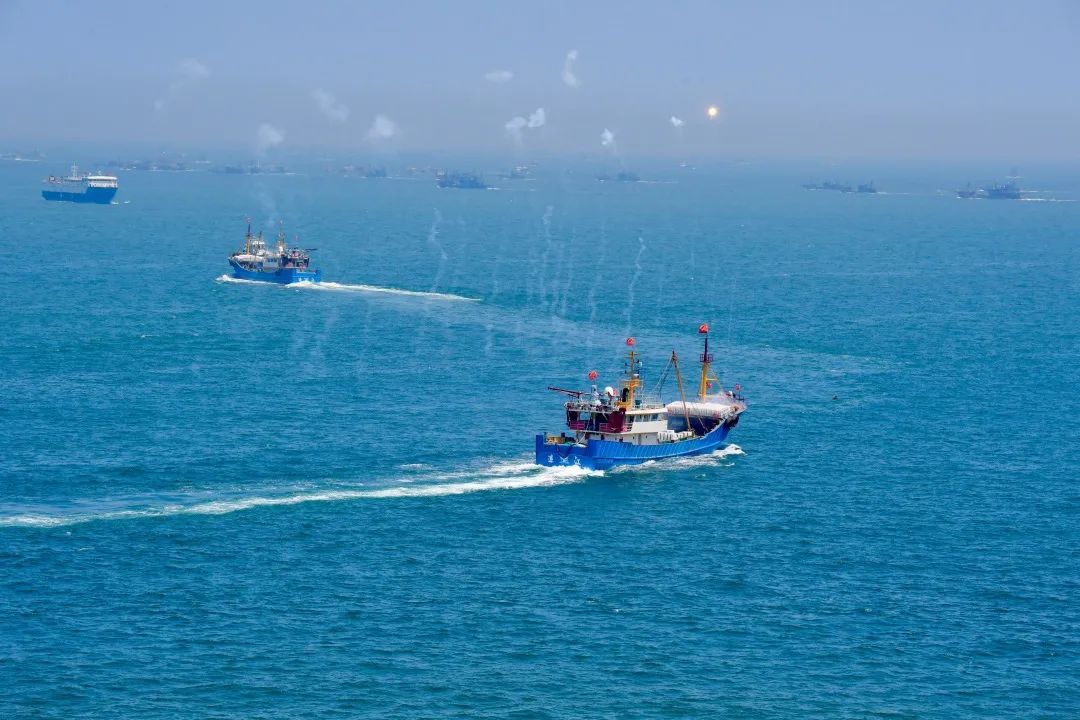 出海的渔船在海面航行.新华社记者 姜克红 摄