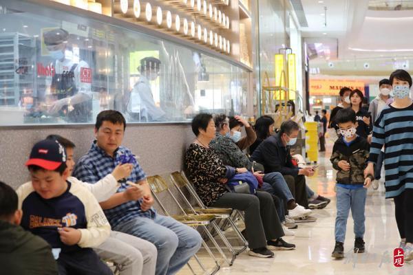 北外滩来福士商场里,用餐一位难求,店门口再现排队场景.