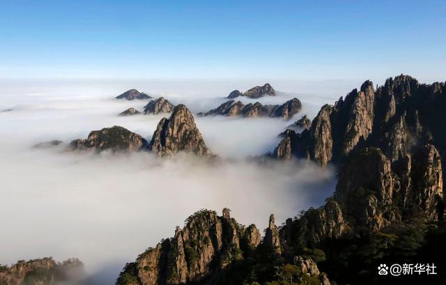 2020年1月18日拍摄的黄山云海美景.新华社发(施亚磊摄)