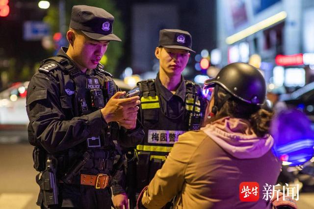 图为南京玄武公安分局执勤警力在节日期间开展街面盘查工作