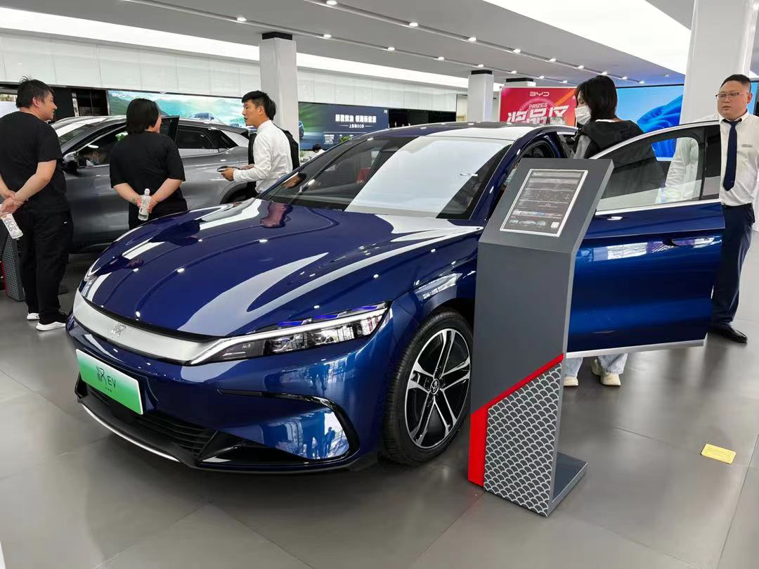 5月2日北京某比亚迪王朝网门店中看车的顾客 