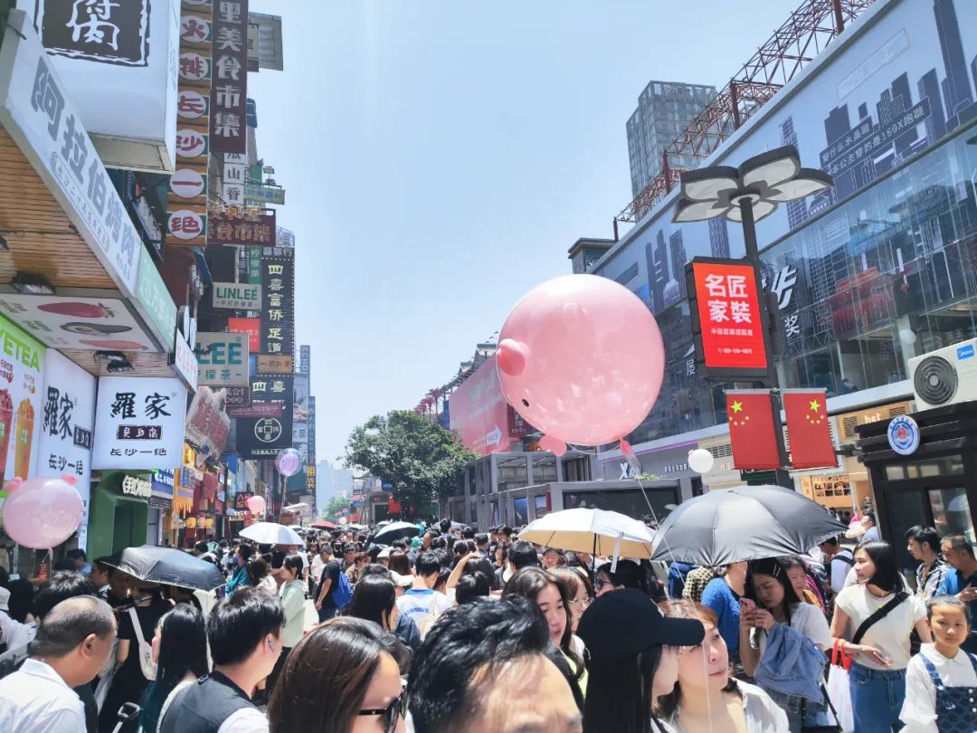 5月2日,长沙市黄兴广场人山人海 本报记者 金一丹 摄