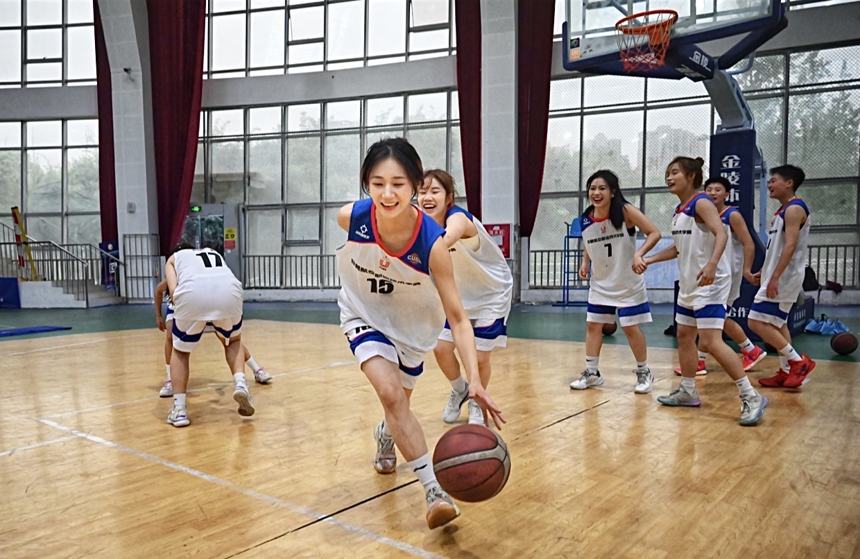 一支成都女子篮球队的冠军梦:"只要上场就要拼到最后!