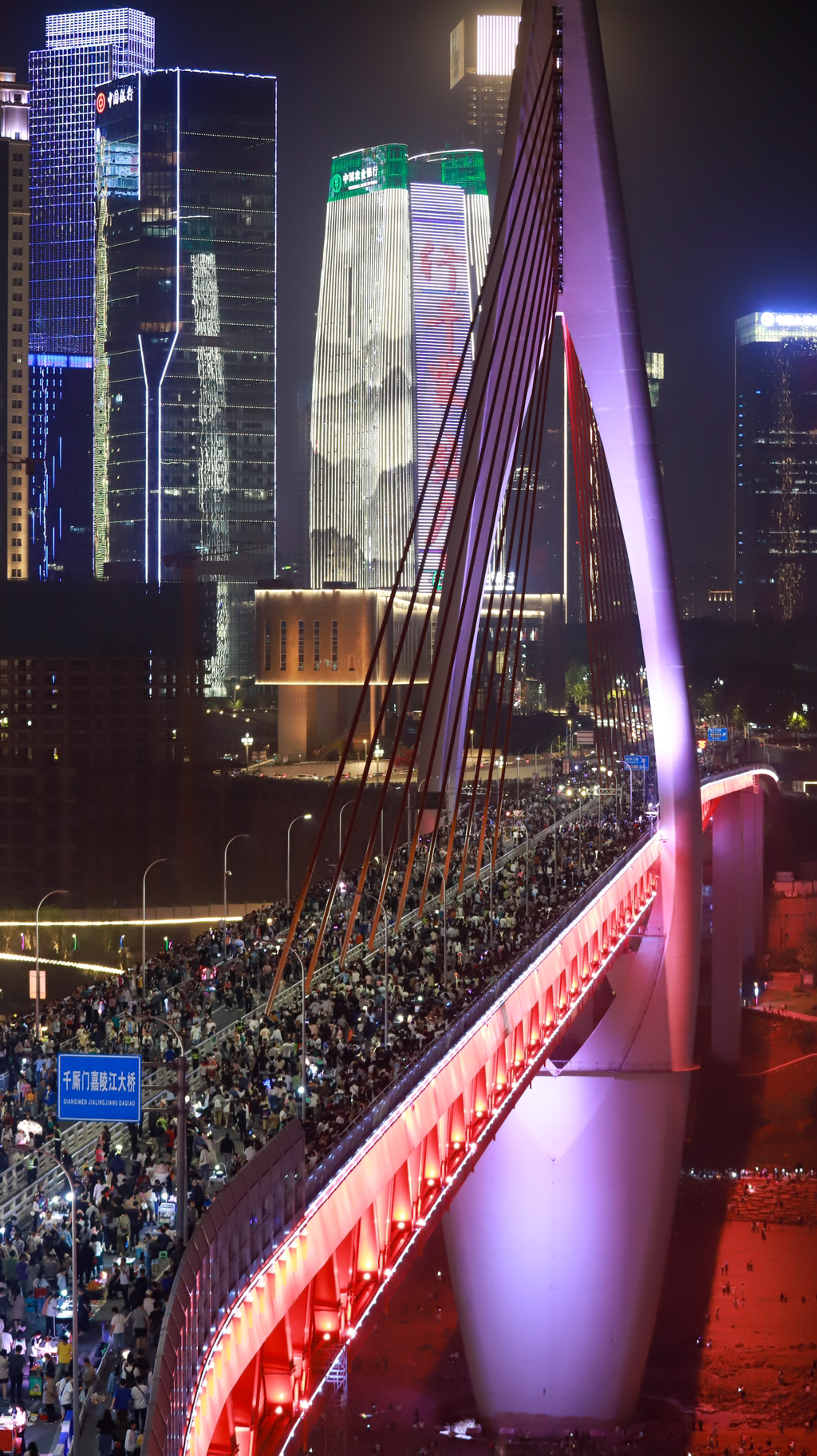 千厮门嘉陵江大桥封桥"宠粉".华龙网-新重庆客户端记者 陈毅摄