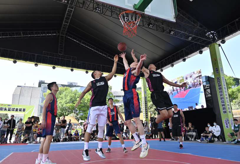 ▲大悦城站的街头篮球赛现场 图据成都商报