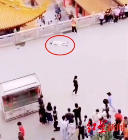 ↑女子晕倒在寺庙广场上 网传视频截图